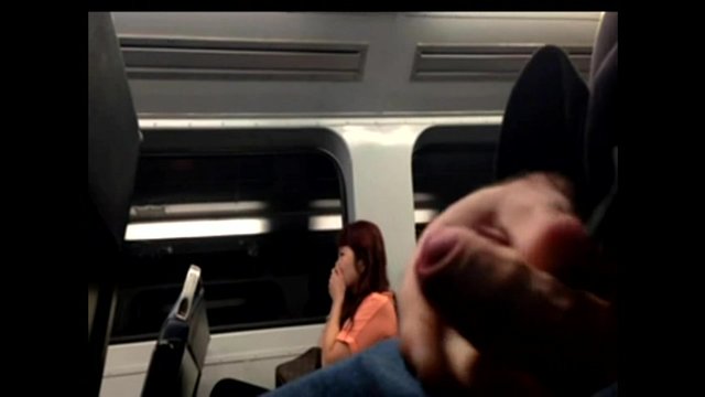 地铁夜班车撸管哥看着美眉撸，美眉假装打电话事儿不见