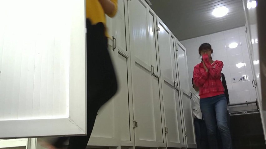 校园女厕多镜头厕拍下课后排队上厕所的妹子（含4位极品女神处女禁地）